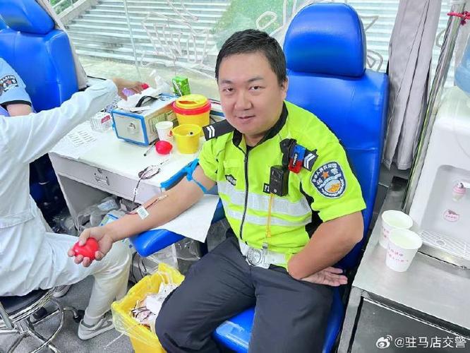 19名成都民辅警献血：先测体温，距离保持一米