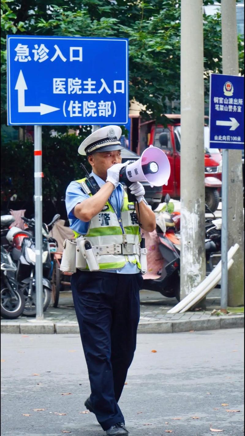 9座“黑校车”塞19个孩子，交警怒斥：出事怎么整