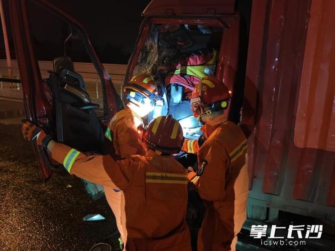 1车6人被困雪山，消防人员顶着风雪将孩子背出险地